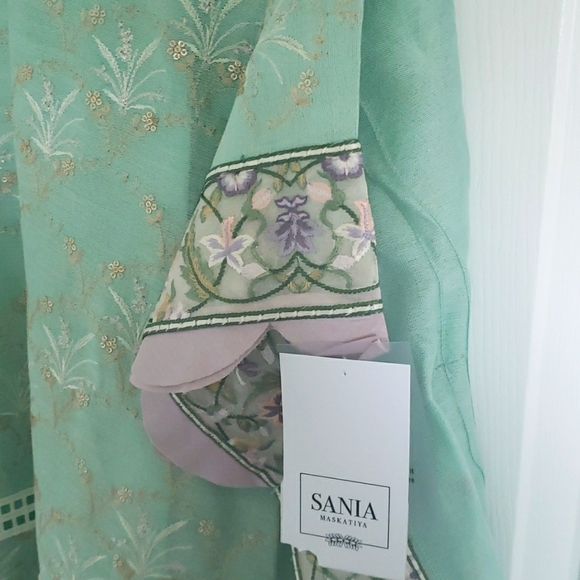 Sania Maskatiya designer blouse with slip - Picture 3 of 5